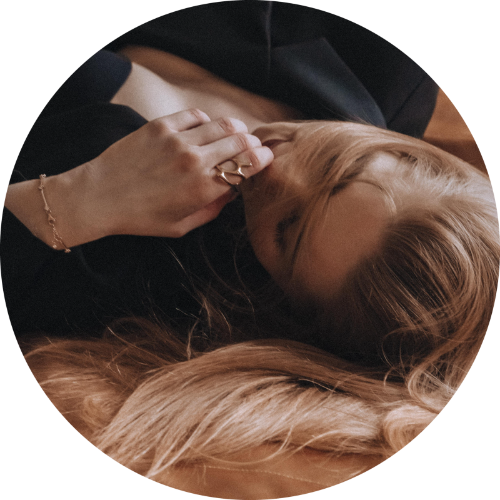 Mujer conectando con su placer y autoconocimiento